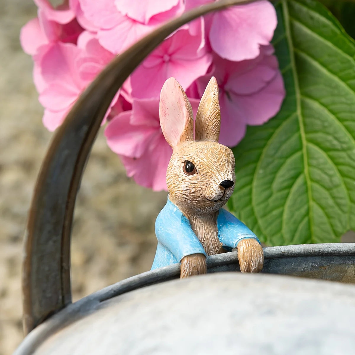 Aura-Hollow – Hand-Finished Architectural Rabbit Sculpture